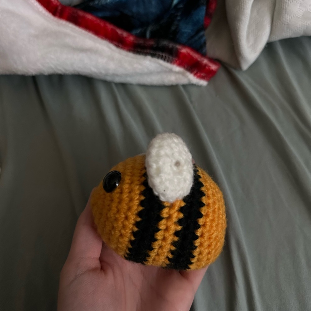 yellow crochet bee - Picture 4 of 6